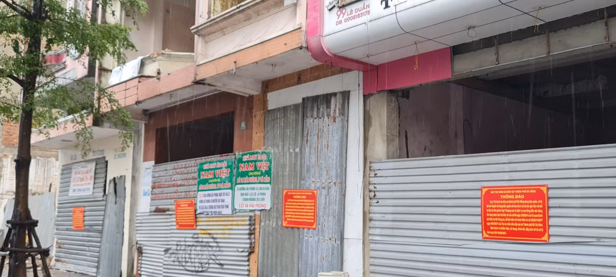 Hoặc được che tôn nửa kín nửa hở.