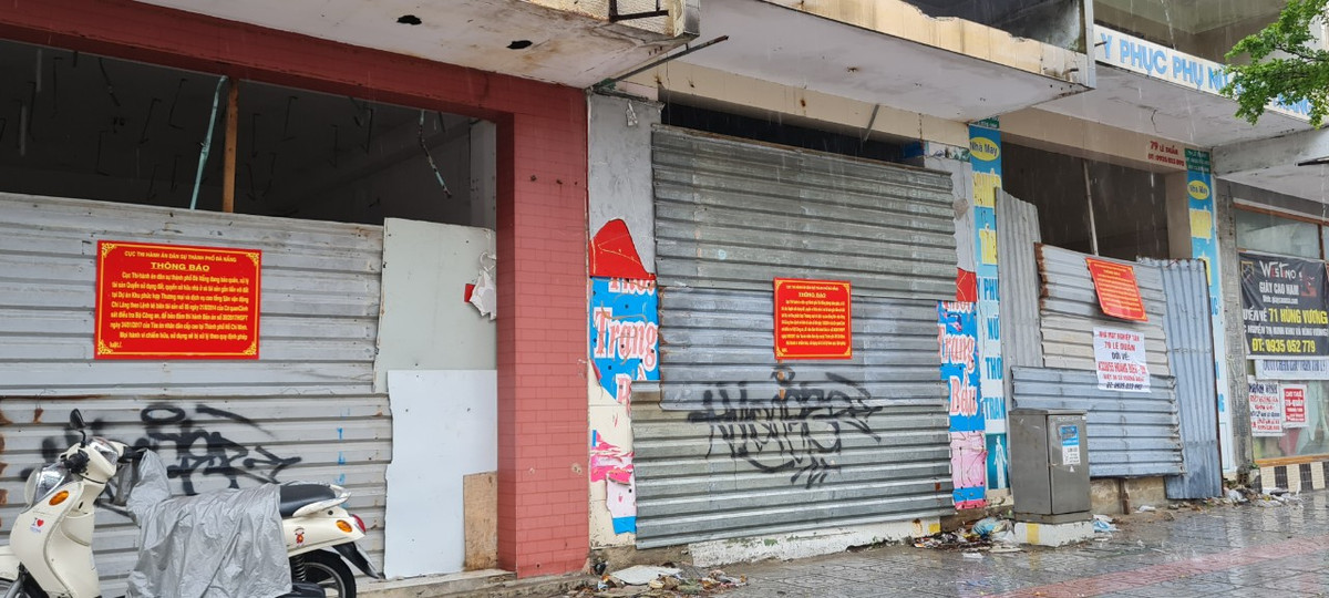 Thông báo của Cục Thi hành án dân sự TP. Đà Nẵng được dán khắp nơi.