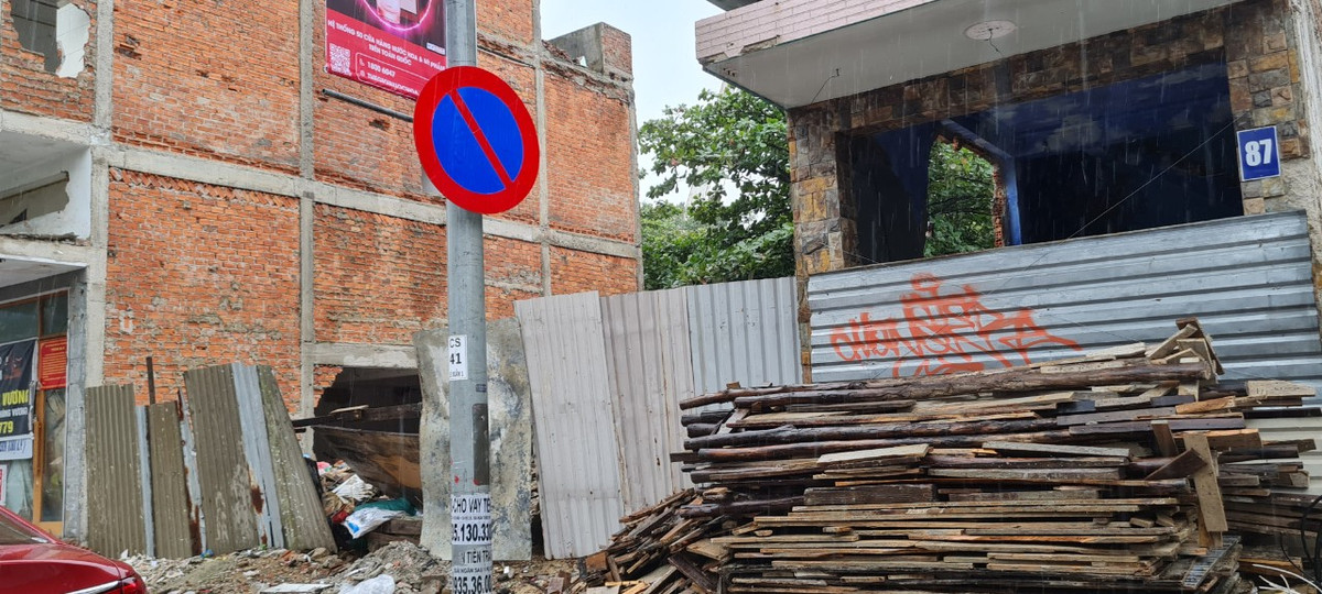 Xung quanh là cảnh tháo dỡ ngổn ngang.