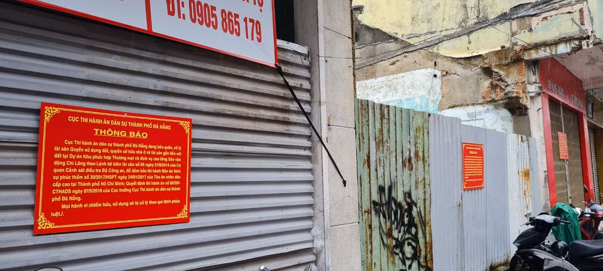 Theo Thông báo này, Cục Thi hành án dân sự thành phố Đà Nẵng đang bảo quản, xử lý tài sản Quyền sử dụng đất, quyền sở hữu nhà ở và tài sản gắn liền với đất tại Dự án Khu phức hợp Thương mại và dịch vụ cao tầng Sân vận động Chi Lăng theo Lệnh kê biên tài sản số 06 ngày 21/8/2014 của Cơ quan CSĐT Bộ Công an.