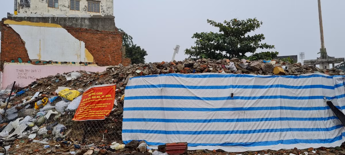 Xà bần chất đống ngay giữa khu đất vàng.