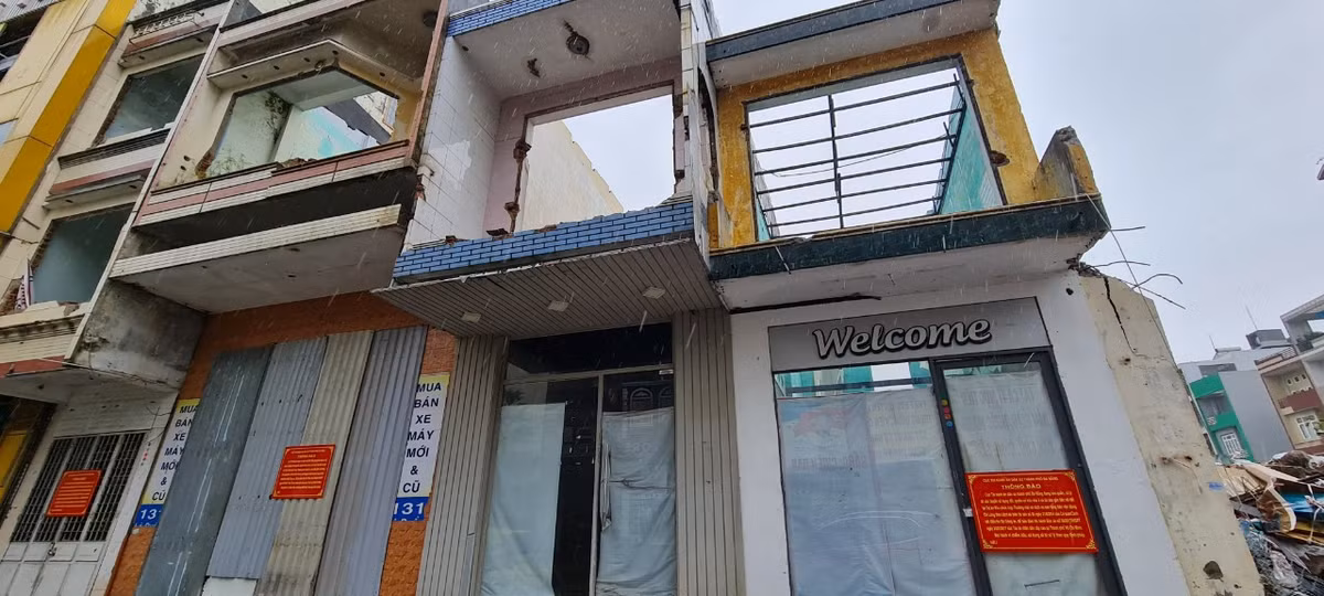 Nhiều căn chỉ còn trơ khung.