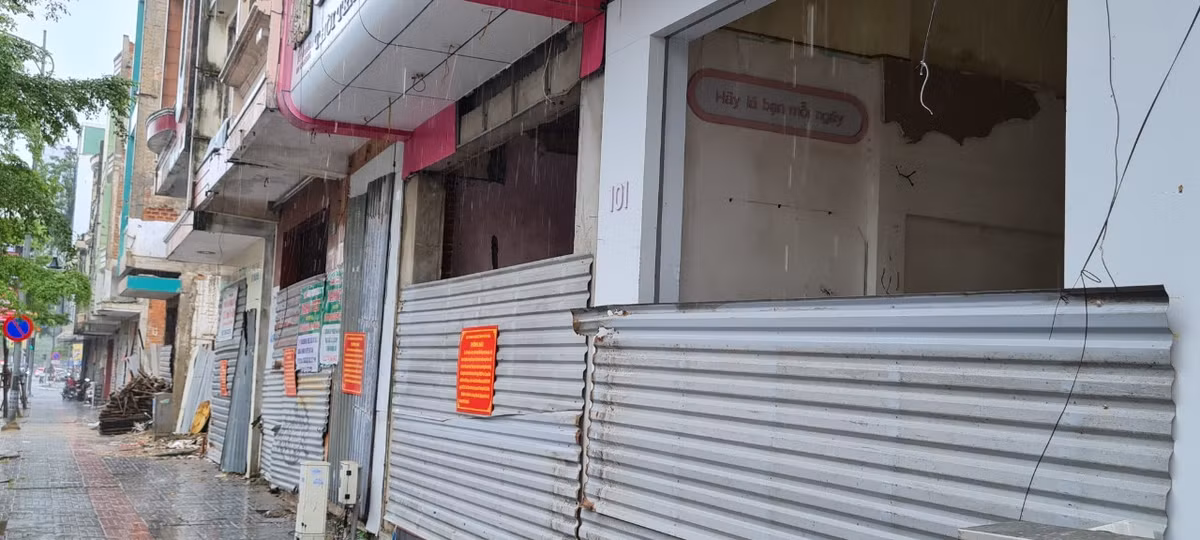 Dãy nhà bỏ hoang ngay khu 'Tứ giác vàng' Lê Duẩn - Chi Lăng - Hùng Vương - Ngô Gia Tự đình đám một thời. 