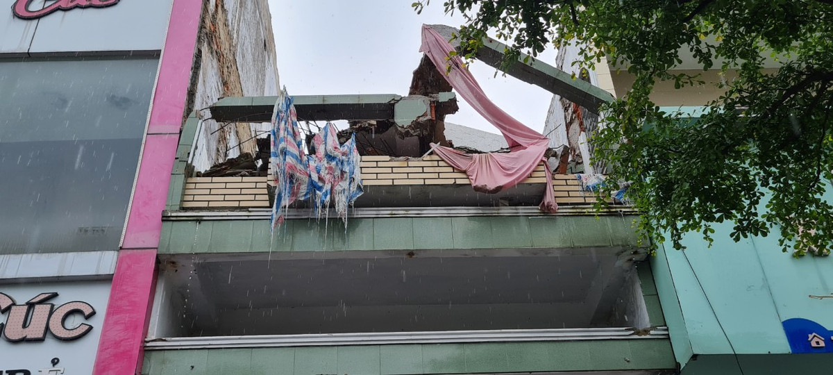 Mạnh ai nấy tháo dỡ, tạo nên cảnh nhếch nhác.