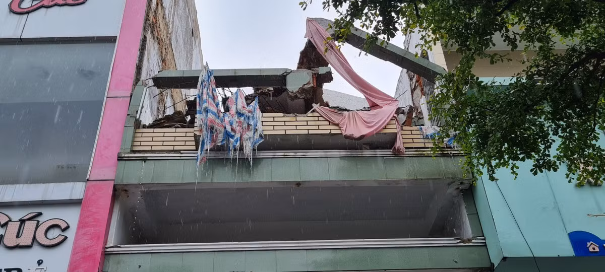 Mạnh ai nấy tháo dỡ, tạo nên cảnh nhếch nhác.