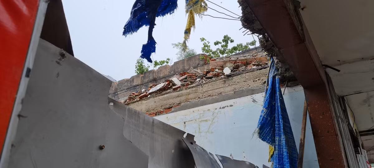 Hoặc đang được tháo dỡ nham nhở.