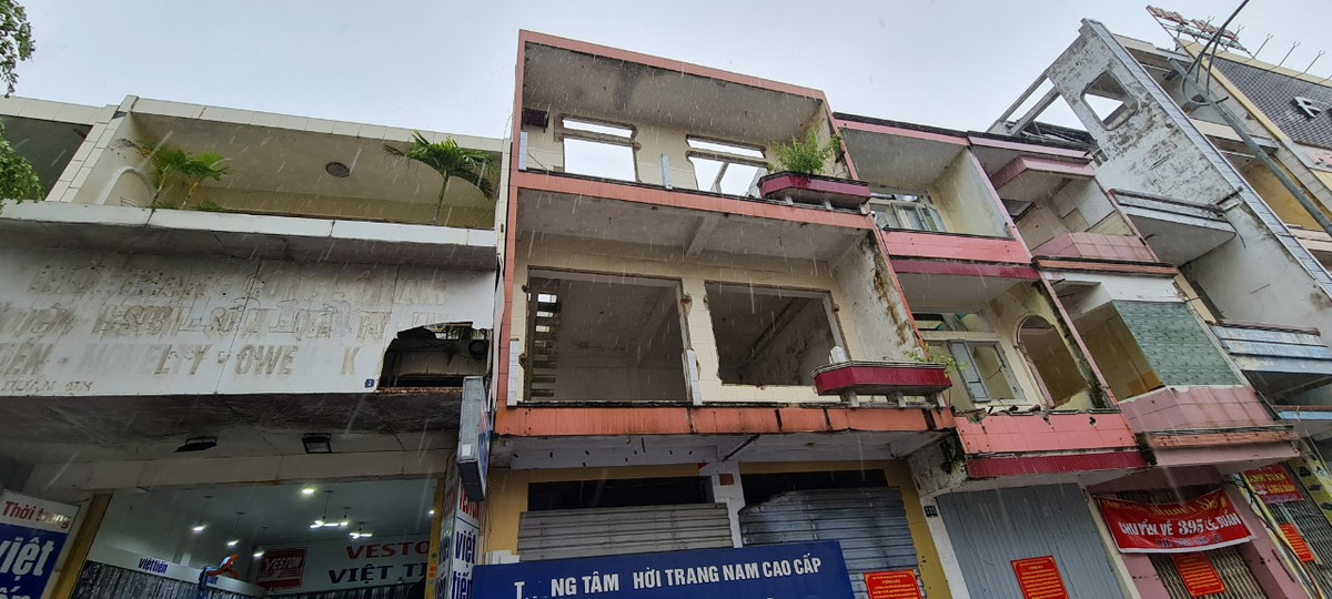 Khó có thể nhận ra đây là khu đất vàng quanh sân vận động Chi Lăng - nơi diễn ra các sự kiện văn hoá, thể thao lớn của TP. Đà Nẵng trong suốt hàng chục năm.