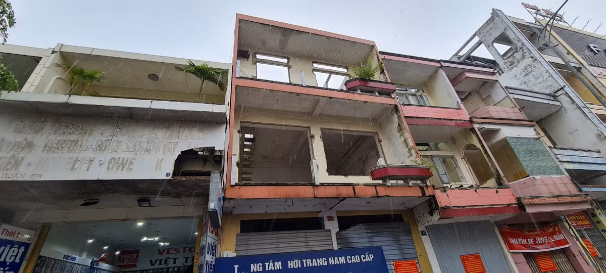 Khó có thể nhận ra đây là khu đất vàng quanh sân vận động Chi Lăng - nơi diễn ra các sự kiện văn hoá, thể thao lớn của TP. Đà Nẵng trong suốt hàng chục năm.