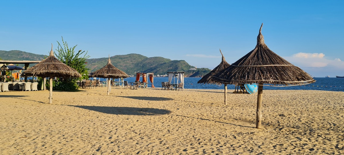 Bangkok Post từng dành 4 chữ S là Sun (mặt trời), Sand (bãi cát), Sea (biển) và đặc biệt là Serenity (sự thanh bình) để ca ngợi Quy Nhơn.