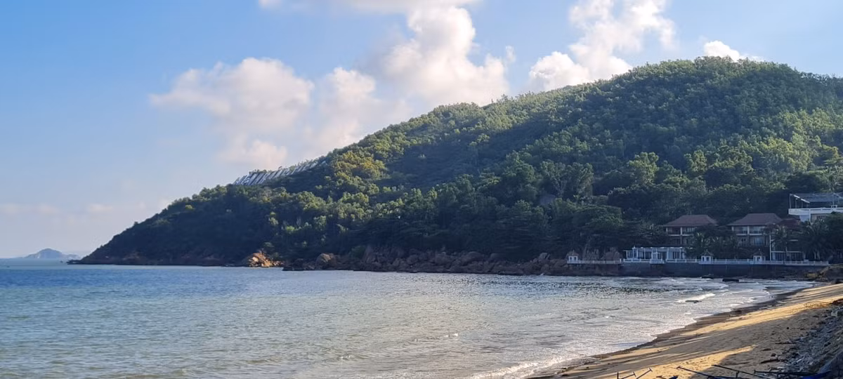 Quy Nhơn nép mình giữa một bên biển và một bên núi...