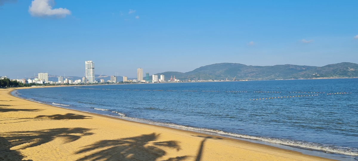  Với bờ biển dài uốn cong thơ mộng...