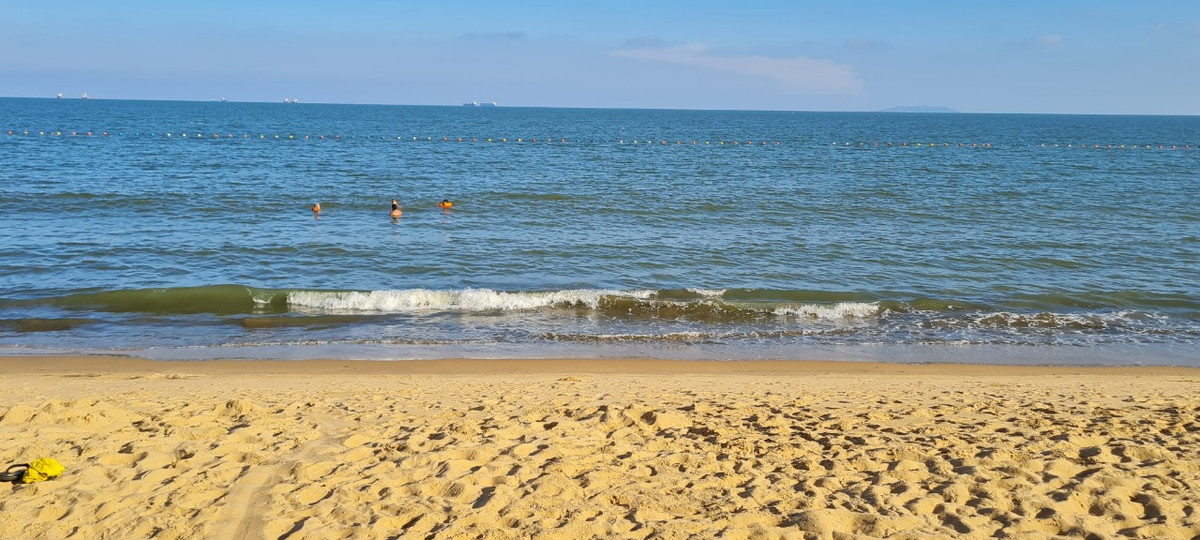 Bãi biển mang đậm nét hoang sơ, mộc mạc.