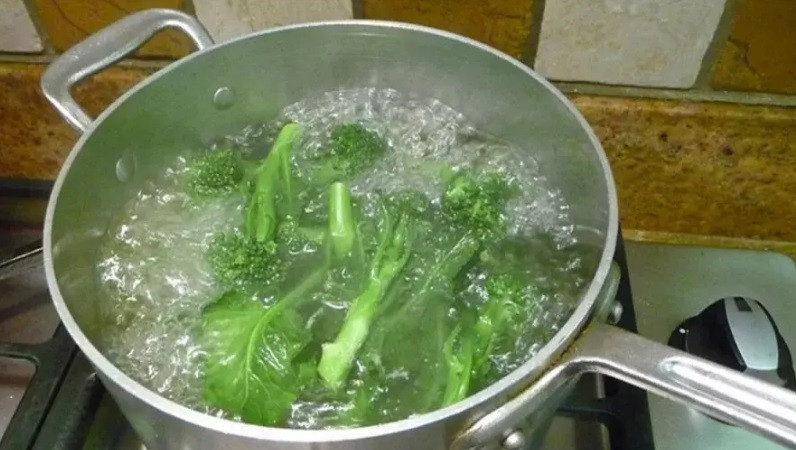 Meo luoc rau dam bao rau ngon lai xanh-Hinh-2