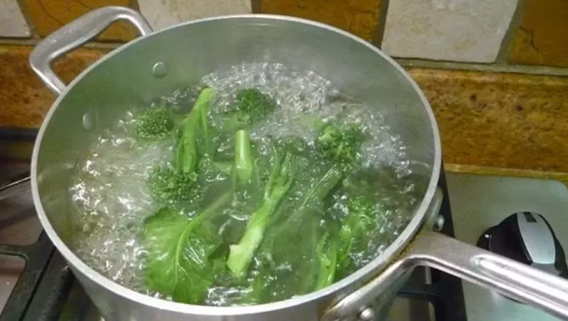 Meo luoc rau dam bao rau ngon lai xanh-Hinh-2