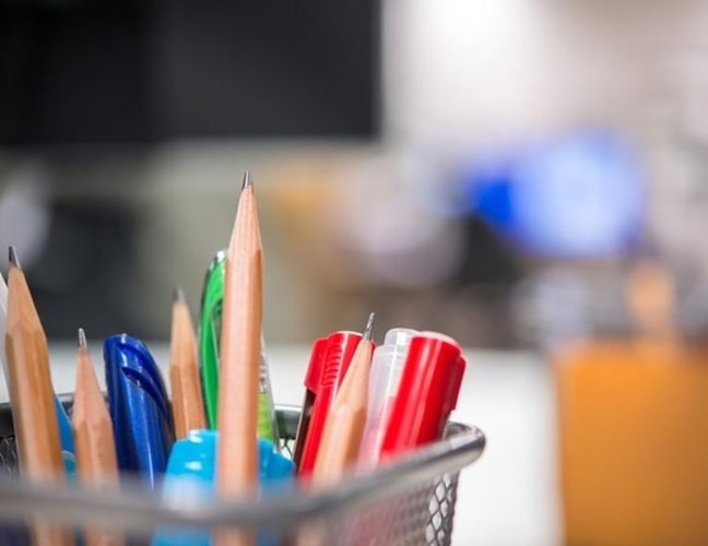 Bút: Virus cảm lạnh có thể tồn tại trên các bề mặt cứng trong nhiều giờ và có thể trở thành mầm bệnh cảm cúm.