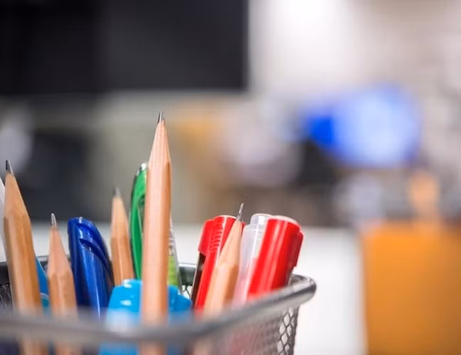 Bút: Virus cảm lạnh có thể tồn tại trên các bề mặt cứng trong nhiều giờ và có thể trở thành mầm bệnh cảm cúm.