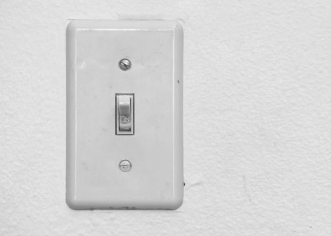 Công tắc điện: Virus cảm cúm thường được lây truyền cho một người khác khi bạn hắt xì, ho hoặc do vi khuẩn trên tay và được lưu lại qua công tắc điện.