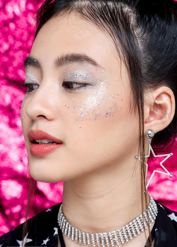 Thay vì chỉ dặm nhũ lên mí mắt, bạn hãy rải nhũ lên cả gò má một cách thật khéo léo để tăng tối đa sự lộng lẫy nhưng trông vẫn nhẹ nhàng, tinh tế. Ảnh minh họa: Internet