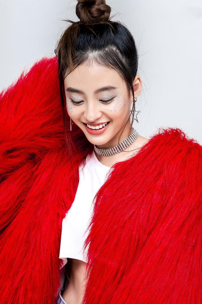 Đi cùng với kiểu makeup nhũ lung linh này là lông mày được kẻ thật tự nhiên cùng đôi môi màu hồng cam bóng nhẹ. Kiểu makeup này chắc chắn sẽ phù hợp với rất nhiều cô nàng và không hề kén da một chút nào. Ảnh minh họa: Internet