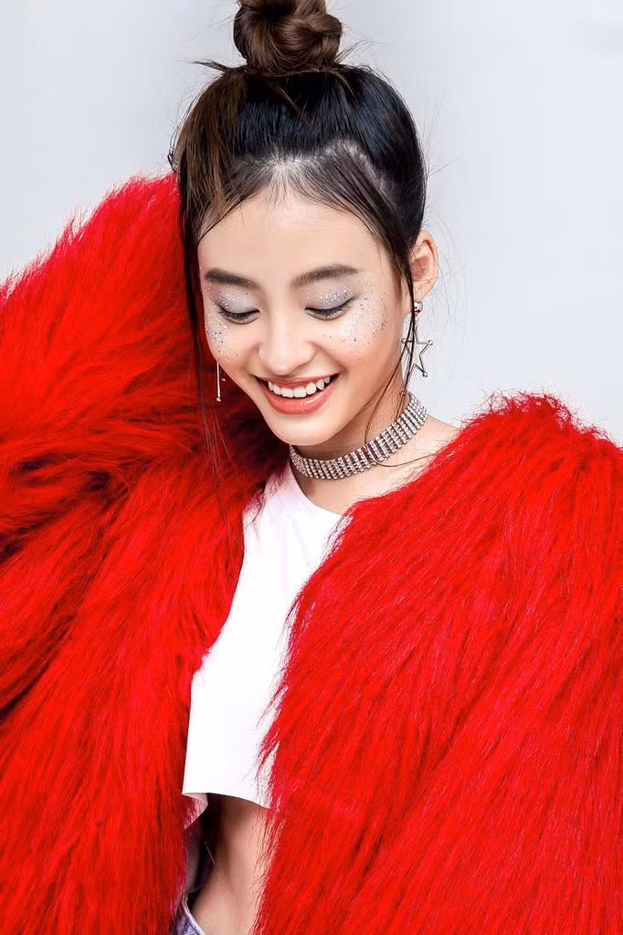 Đi cùng với kiểu makeup nhũ lung linh này là lông mày được kẻ thật tự nhiên cùng đôi môi màu hồng cam bóng nhẹ. Kiểu makeup này chắc chắn sẽ phù hợp với rất nhiều cô nàng và không hề kén da một chút nào. Ảnh minh họa: Internet