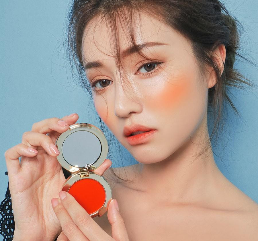 Bạn hãy thử nghiệm công thức make up vô cùng mới lạ với mắt màu cam rực pha xanh biển kết hợp với môi và má màu cam hồng san hô. Ảnh minh họa: Internet