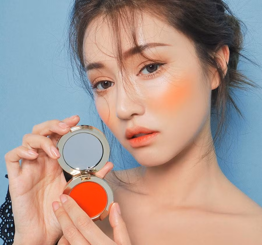 Bạn hãy thử nghiệm công thức make up vô cùng mới lạ với mắt màu cam rực pha xanh biển kết hợp với môi và má màu cam hồng san hô. Ảnh minh họa: Internet