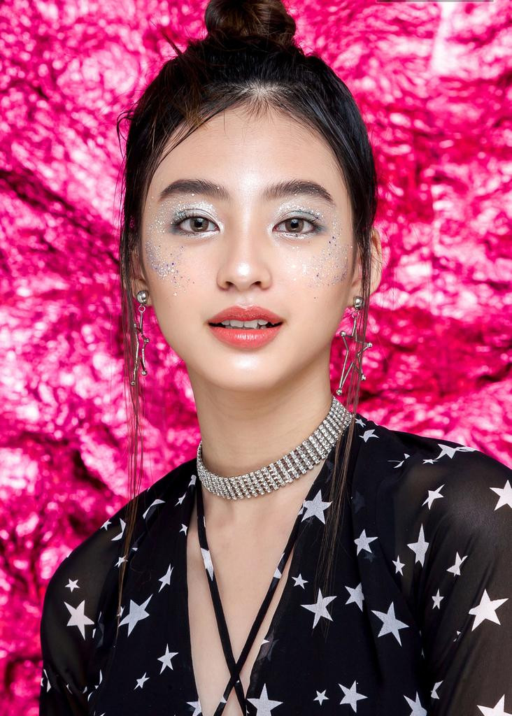 Make up ánh kim lung linh Gam màu nhũ chủ đạo là bạc và xanh cobalt, hai gam màu quen thuộc, tinh tế và khi kết hợp với nhau sẽ cho hiệu ứng cực kỳ long lanh, mát mắt. Ảnh minh họa: Internet