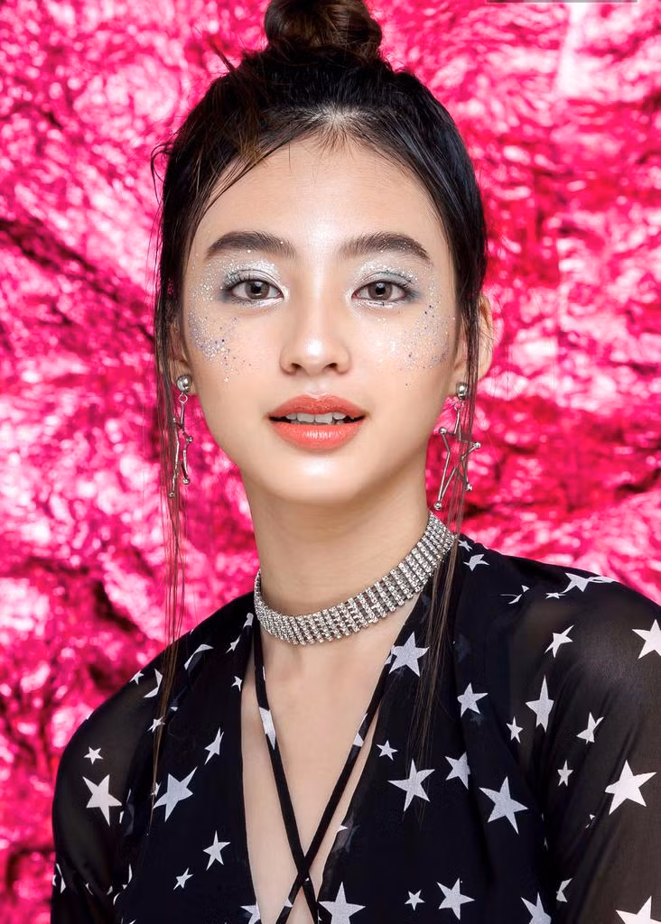 Make up ánh kim lung linh Gam màu nhũ chủ đạo là bạc và xanh cobalt, hai gam màu quen thuộc, tinh tế và khi kết hợp với nhau sẽ cho hiệu ứng cực kỳ long lanh, mát mắt. Ảnh minh họa: Internet