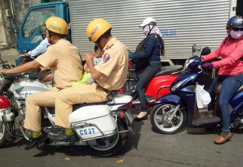 Hai CSGT ở TP HCM tìm mọi cách nhanh nhất đưa đứa bé 16 tháng tuổi nguy kịch đến bệnh viện để cấp cứu.