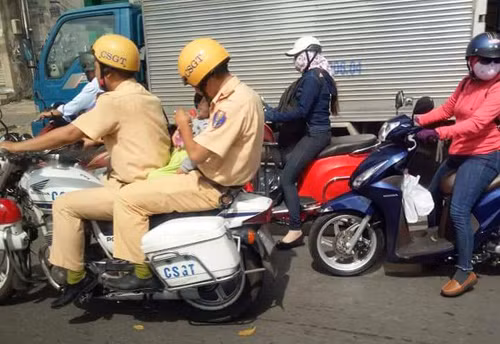 Hai CSGT ở TP HCM tìm mọi cách nhanh nhất đưa đứa bé 16 tháng tuổi nguy kịch đến bệnh viện để cấp cứu.