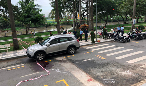 Nghi can cầm dao đuổi theo, tiếp tục đâm nhiều nhát khiến Trưởng BQL chung cư chết tại chỗ.