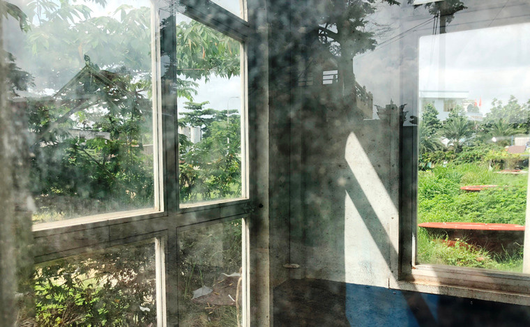 Chốt bảo vệ ngay cổng vào dự án không một bóng người.