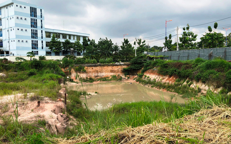 "Xung quanh công trình này là dân cư, nhiều nhà trọ. Thời điểm đang mùa hè bọn trẻ nghỉ học, trong khi người lớn đi làm không ai trông coi. Nếu chúng lân la ra khu vực này chơi, chẳng may té xuống hố sâu đầy nước này thì tính mạng khó bảo toàn", một người dân địa phương lo lắng bày tỏ.