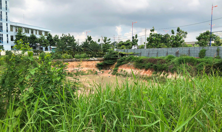 Điều khiến cư dân xung quanh dự án lo lắng nhất là những hố sâu đầy nước từ việc đào móng để thi công dang dở tiềm ẩn những rủi ro chết người.