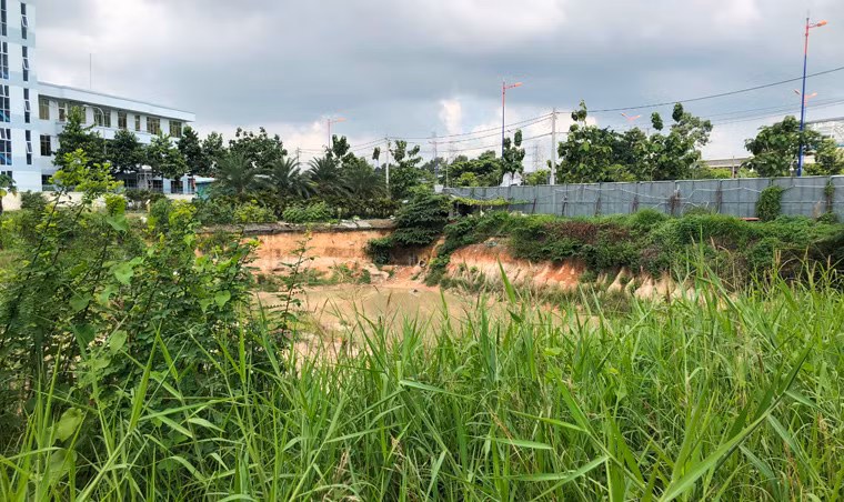 Điều khiến cư dân xung quanh dự án lo lắng nhất là những hố sâu đầy nước từ việc đào móng để thi công dang dở tiềm ẩn những rủi ro chết người.