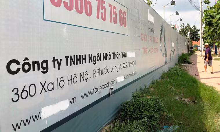 Bảng thông tin về dự án đặt bên ngoài công trình, ngay tuyến song hành XLHN tấp nập.