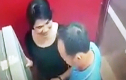 Hình ảnh 2 đối tượng thực hiện việc rút tiền từ thẻ ATM của chị Uyên. Ảnh cắt từ clip.