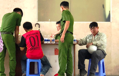 Công an quận 2 tiến hành khám nghiệm hiện trường, ghi lời khai những người có liên quan.