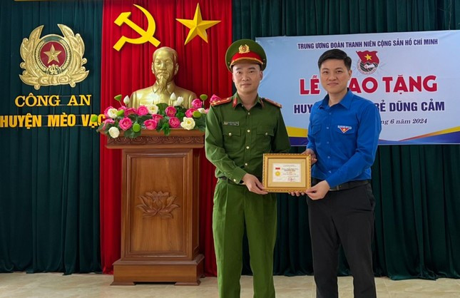 Ngày 13/6, thừa uỷ quyền của Ban Bí thư Trung ương Đoàn, anh Nguyễn Hải Dương - Bí thư Tỉnh Đoàn Hà Giang đã trao Huy hiệu Tuổi trẻ dũng cảm cho Thượng úy Nguyễn Mạnh Tường - cán bộ Đội Cảnh sát giao thông - trật tự, Công an huyện Mèo Vạc, vì đã có hành động dũng cảm cứu người giữa dòng nước lũ.