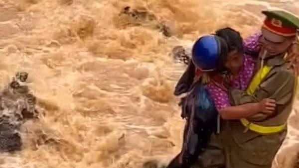 Ba người dân được thượng úy Tường cứu là anh Sùng Mí Dính (sinh năm 1981) và vợ là chị Vừ Thị Thò (sinh năm 1980) cùng con trai Vừ Mí Pó (sinh năm 2005).