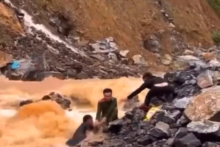 Trước đó, chiều 10/6, tổ công tác của Công an huyện Mèo Vạc làm nhiệm vụ ứng trực hỗ trợ du khách vận chuyển hành lý do bị mắc kẹt tại tuyến đường xuống sông Nho Quế.