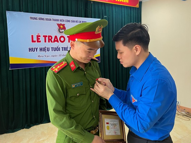 Nhớ lại khoảnh khắc đó, Thượng úy Nguyễn Mạnh Tường nói: "Nước lúc đó chảy xiết, cuốn họ về phía hạ nguồn. Khi nhìn thấy, tôi vội nhảy từ trên máy xúc xuống, dùng hết sức kéo họ vào bờ. Tôi không nghĩ mình đã làm được như thế, nếu chậm hơn, bị trôi thêm 20 - 30m nữa có lẽ sẽ không cứu được...".