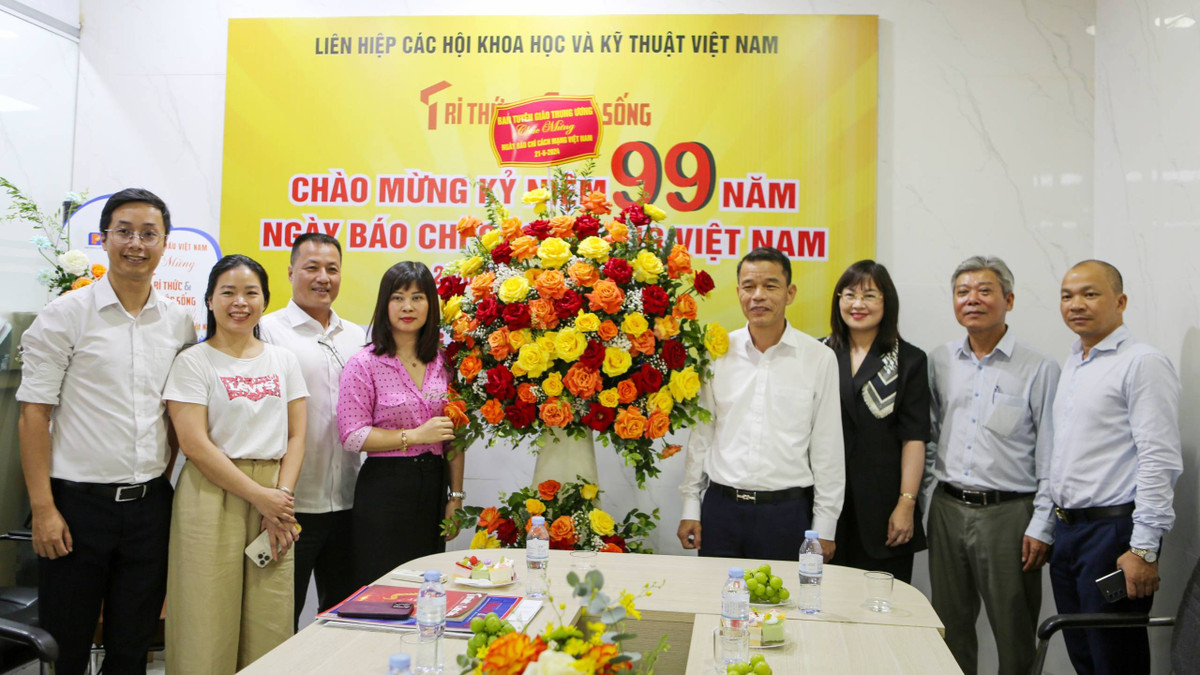 Phó trưởng Ban Tuyên giáo Trung ương Vũ Thanh Mai thăm, chúc mừng Báo Tri thức và Cuộc sống - Hình 2 Pho truong Ban Tuyen giao Trung uong Vu Thanh Mai tham, chuc mung Bao Tri thuc va Cuoc song-Hinh-2