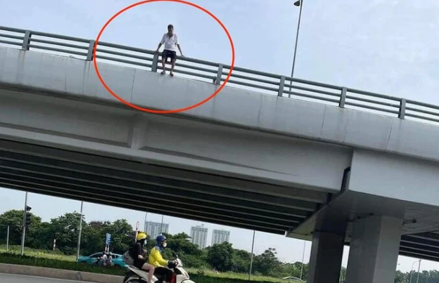 Ha Noi: Nguoi dan ong nhay cau vuot xuong dat tu vong