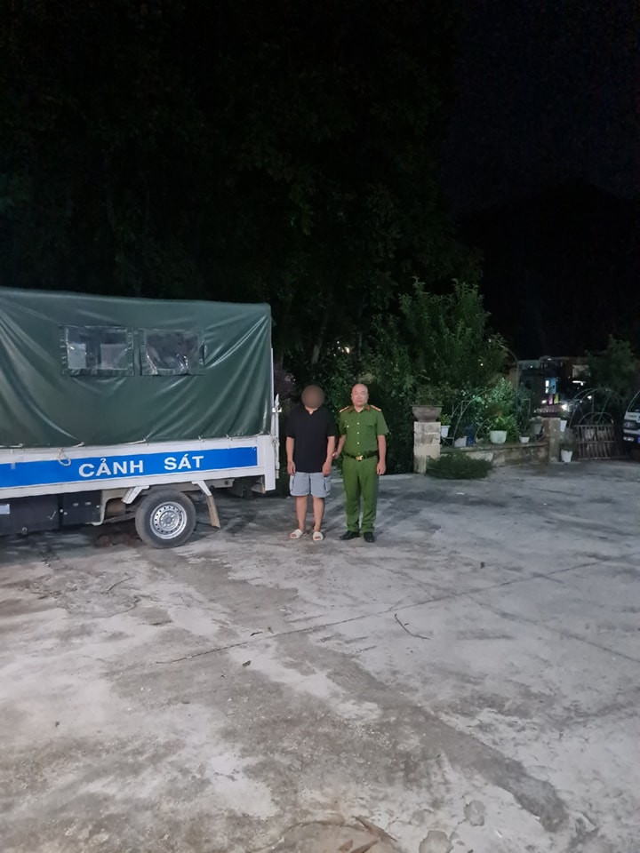 Trieu tap nguoi chong hanh hung vo truoc mat con nho o Ha Giang-Hinh-2