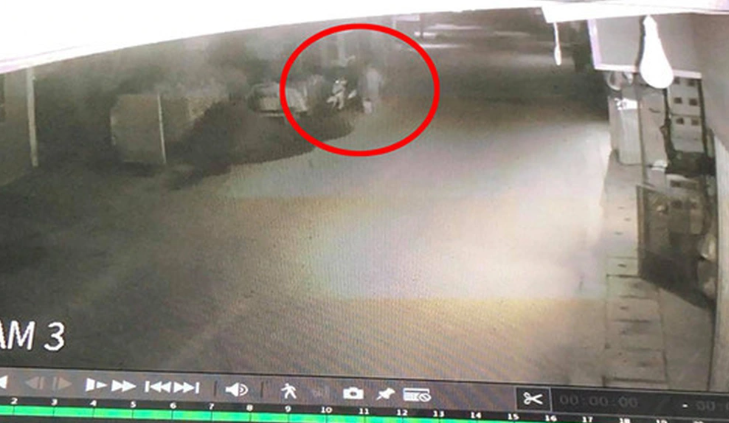 Camera an ninh ghi lại, thời điểm xảy ra vụ cháy có 2 người đội mũ bảo hiểm, đeo khẩu trang từ hướng nhà nạn nhân lên một chiếc xe máy tay ga màu trắng rời đi. Đáng lưu ý, trên xe có chiếc can nhựa. Quá trình khám nghiệm tử thi đã xác định các nạn nhân tử vong do ngạt khí độc. Ông Mười kinh doanh vật liệu xây dựng, trong đó có các sản phẩm là cao su, nhựa… Qua khám nghiệm, trong khí quản các nạn nhân có rất nhiều muội của sản phẩm cháy nằm rất sâu trong đường thở. Từ các dấu hiệu này công an xác định các nạn nhân đều tử vong do đám cháy.