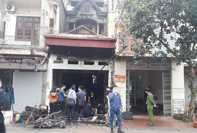 Theo hồ sơ vụ án, 0h ngày 16/3/2020, ngôi nhà 4 tầng của ông Vương Gia Mười (SN 1965, ở thôn Lê Lợi, xã Nhuế Dương, huyện Khoái Châu, Hưng Yên) đột nhiên phát hỏa. Ngọn lửa nhanh chóng phủ kín, khói cuồn cuộn bốc cao cả chục mét. Nhận tin báo, lực lượng Cảnh sát PCCC &amp; CNCH Công an tỉnh Hưng Yên đã khẩn trương xuống hiện trường. Tiếp cận bên trong sau khi lửa tắt, các chiến sĩ phát hiện 3 người tử vong gồm ông Mười cùng vợ là bà Đào Thị Chiến (SN 1967) và con trai là cháu Vương Gia Cao Thắng (SN 2008). Riêng bé Nguyễn Vương Ngọc Anh (SN 2012, cháu ngoại ông Mười) bỏng nặng được đưa đi cấp cứu, nhưng không qua khỏi sau gần 2 tuần điều trị. (Hiện trường vụ án)