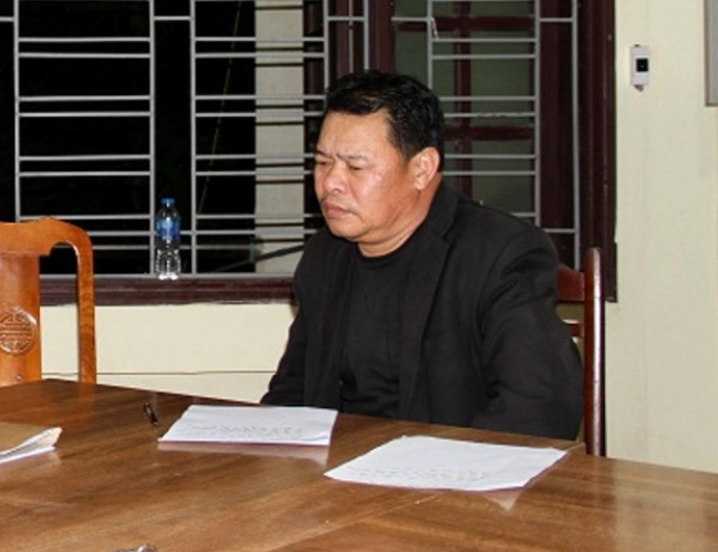 Những chứng cứ ngày một dày lên và Đào Danh Việt trở thành nghi can số 1 của vụ án. Khi được triệu tập, ban đầu Việt loanh quanh chối tội, nhưng với những chứng cứ sắc bén, cuối cùng Việt đã phải thừa nhận toàn bộ tội ác mà mình đã gây ra. Theo đó, chỉ vì nghi ngờ vợ chồng người em bớt xén kinh phí xây dựng, Việt đã nảy sinh ý định trả thù. Chiều 15/3/2020 khi đang ở Hà Nội, Việt rủ Lò Văn Hà (SN 1990, trú tại huyện Thuận Châu, tỉnh Sơn La, tạm trú tại huyện Đông Anh, Hà Nội) cùng về quê đốt nhà vợ chồng ông Mười để trả thù. Việt mua 2 can nhựa loại 20 lít, đi đón Hà tại nơi đã hẹn rồi cả hai mua hơn 30 lít xăng mang theo. (Ảnh đối tượng Việt)