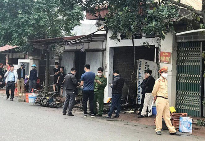 Từ chứng cứ bước đầu thu thập được, cơ quan điều tra nhận định vụ hỏa hoạn không phải do sự cố phát sinh mà do kẻ đã đang tâm xuống tay sát hại gia đình ông Mười. Vụ án xảy ra lúc nửa đêm, khi mọi người đã nghỉ ngơi nên không có nhân chứng. Sau khi dò xem lại camera nhà dân đối diện, lực lượng phá án xác định 1 trong 2 đối tượng trên xe tay ga màu trắng rời khỏi hiện trường có độ tuổi từ 45 đến 50.