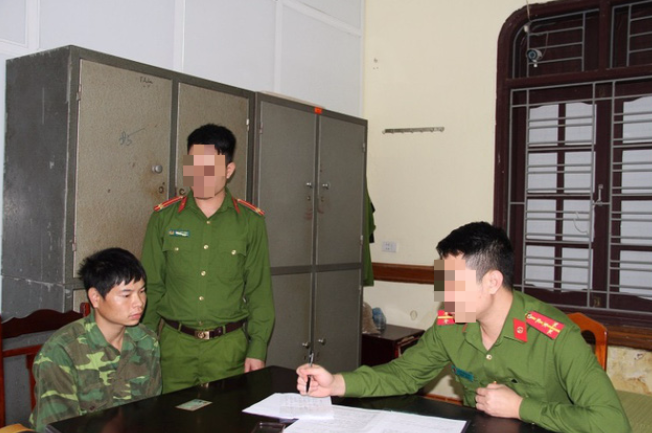 Khi đi đến ngã tư thị trấn Văn Giang, huyện Văn Giang (tỉnh Hưng Yên), các đối tượng mua thêm khẩu trang, bật lửa rồi đến nhà ông Mười. Nhưng do vẫn còn sớm nên cả hai lên đường đê sông Hồng ngồi đợi. Đến khoảng 23h50, Việt và Hà đã quay lại, lúc này gia đình ông Mười đã ngủ say. Việt xách 1 can, Hà xách 1 can cùng đến trước cửa nhà ông Mười đổ cho xăng chảy qua khe cửa vào bên trong. Sau đó, Việt lấy chiếc bùi nhùi đã chuẩn bị từ trước và bảo Hà bật lửa đốt rồi ném vào cửa làm lửa bùng cháy dữ dội. Thấy vậy cả hai cùng bỏ chạy ra xe máy tẩu thoát. (Ảnh đối tượng Hà)